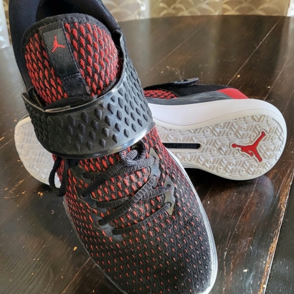 Jordan Basketball Trainers, Mens 11, Black & Red  *court*